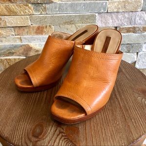 Frye’s heels in camel leather and wooden heel